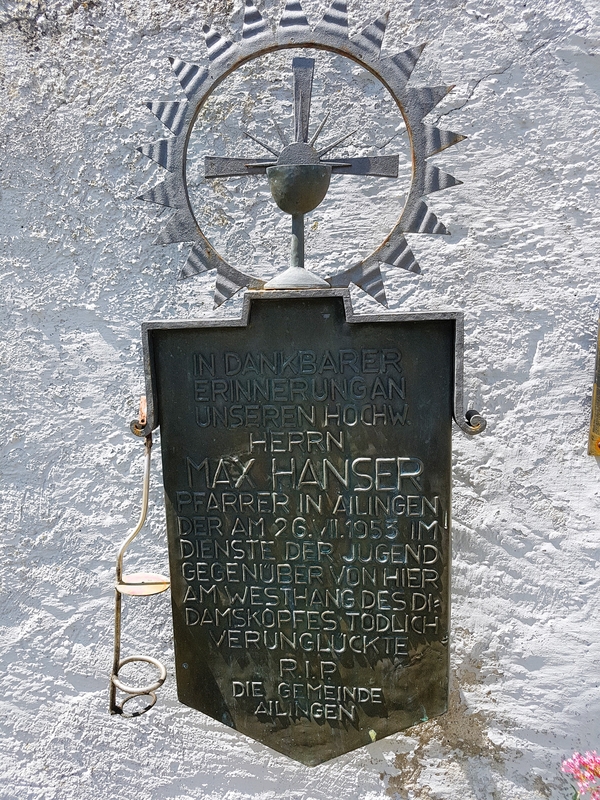 Gedenktafel Pfarrer Max Hanser - Friedhof Ailingen