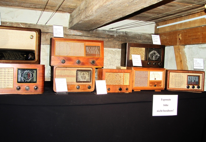 Eine Sammlung alter Radios