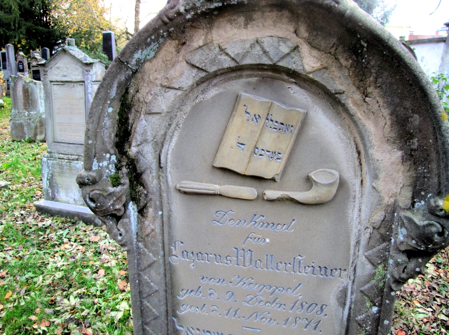 Grabstein mit Buch und Schofar