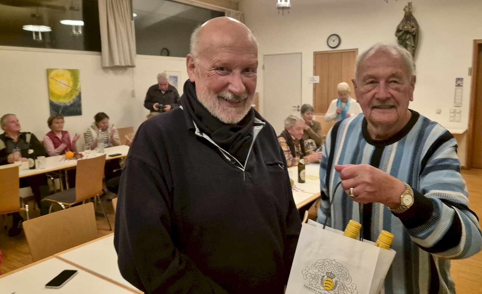 Bernd Fuchs bedankt sich bei Tiberius Schmaus