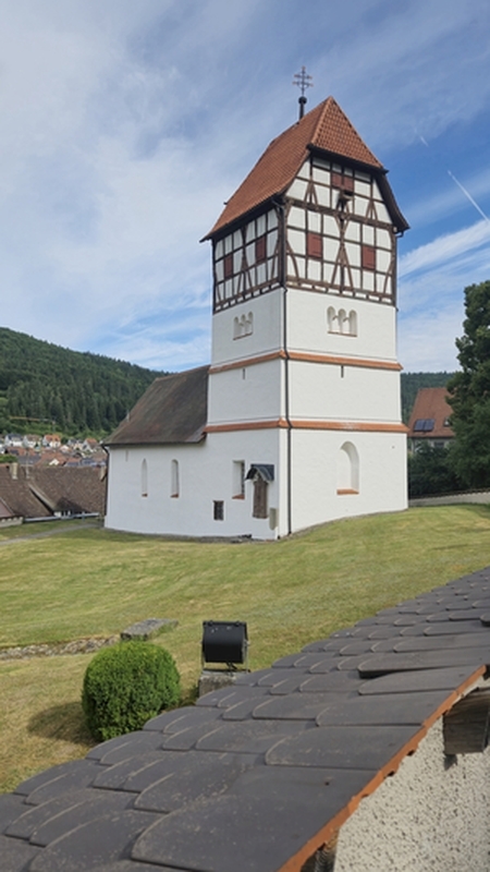 Dreistöckiger Torturm - datiert auf das Jahr 1250